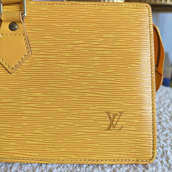LOUIS VUITTON yellow epi triangle bag - Picture 2 of 12